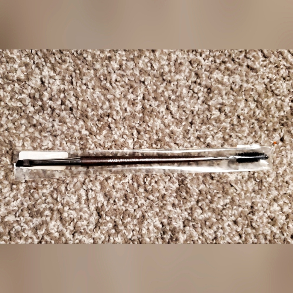 3/$36 BNWT makeup forever angled brow brush with spool